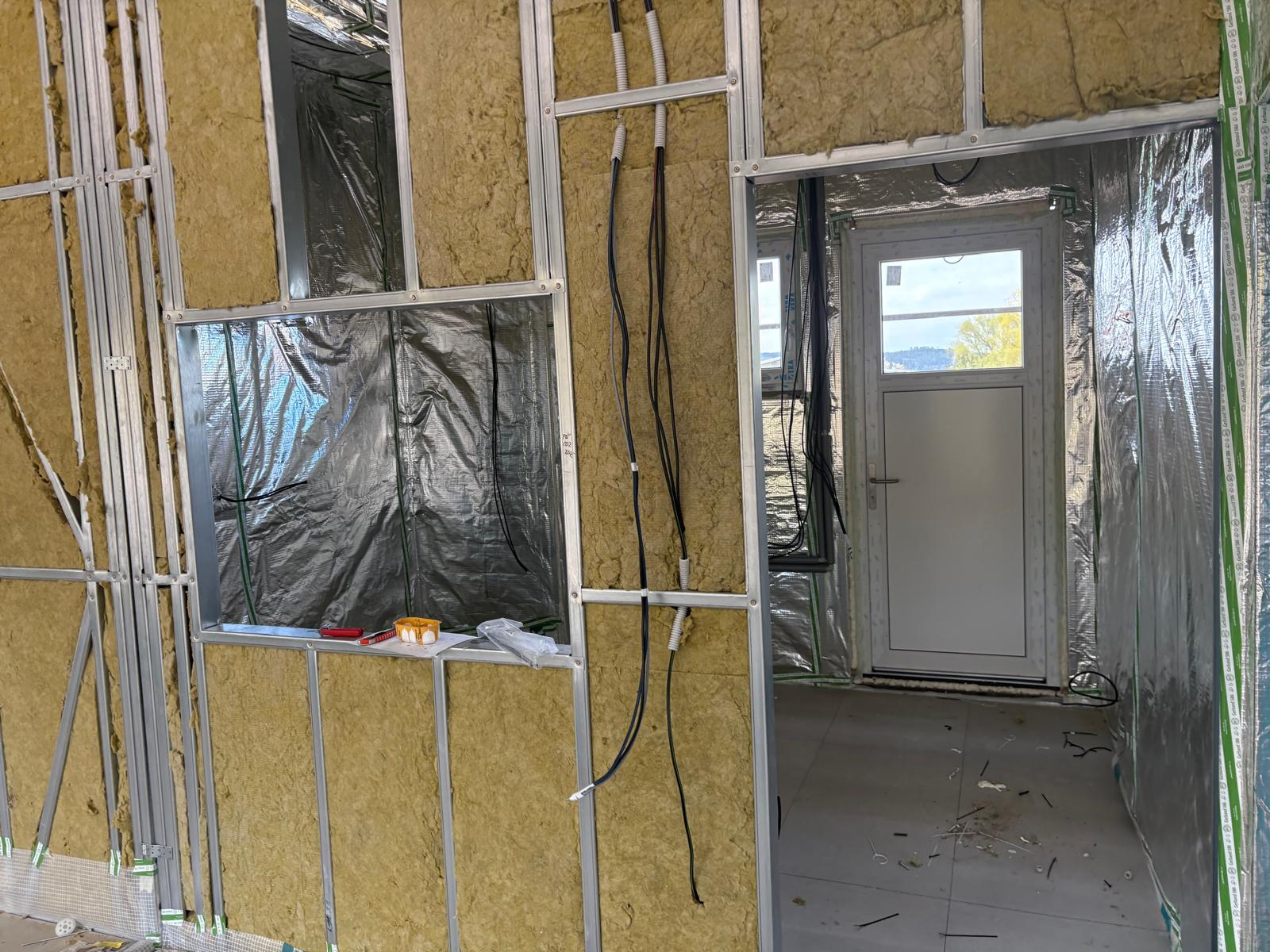 Detail vnitřního opláštění s minerální izolací a parozábranou