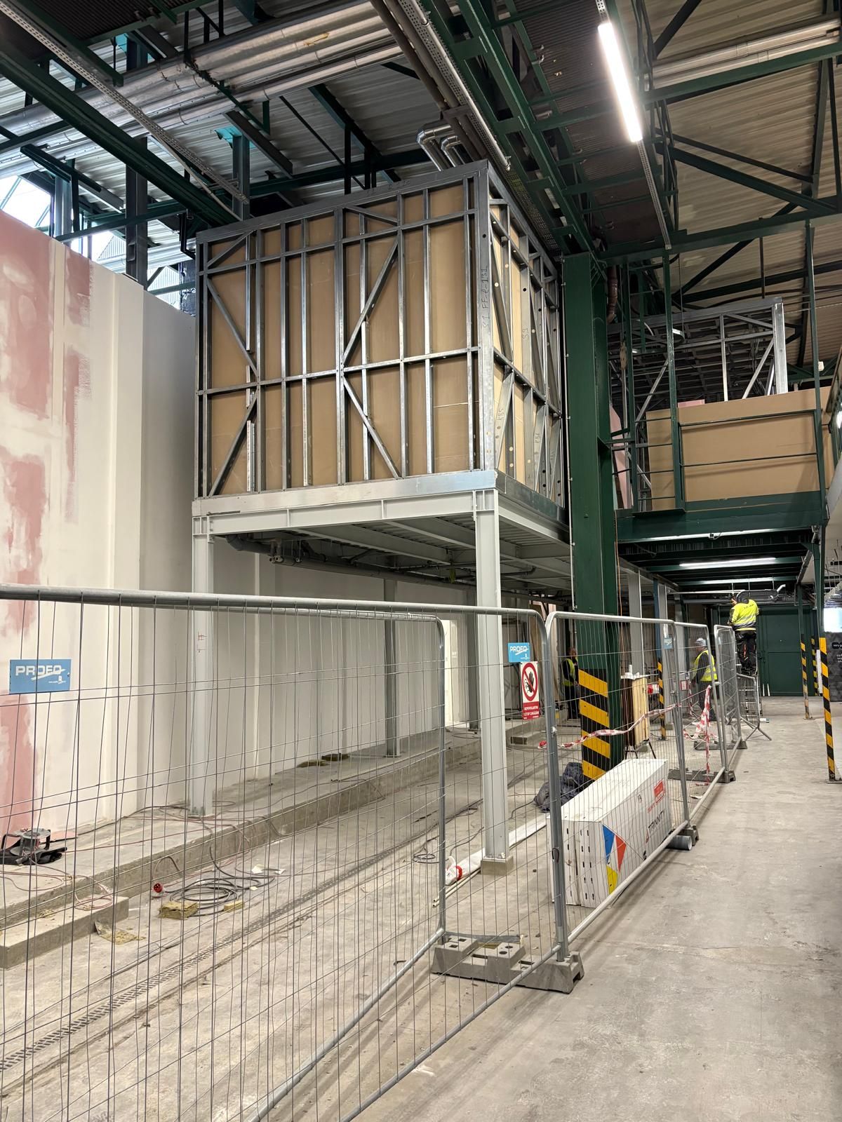 Vestavby do průmyslových hal: Proč se staví z ocelových konstrukcí místo zdění