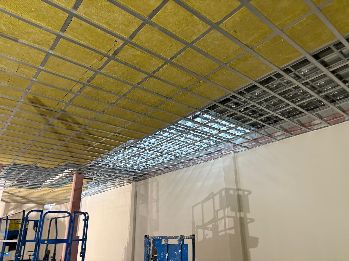 Moderní kancelářské prostory vybudované jako vestavba uvnitř průmyslové haly