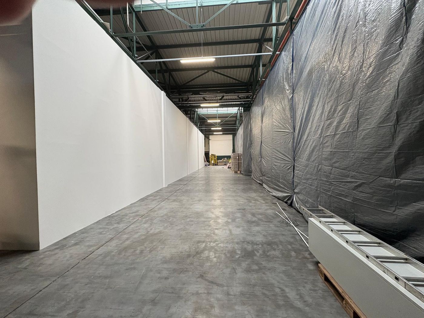 Dokončený exteriér vestavby uvnitř průmyslové haly